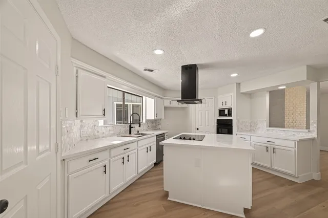 $286,900 | 7427 Willow Oak Drive, Baytown, TX 77521