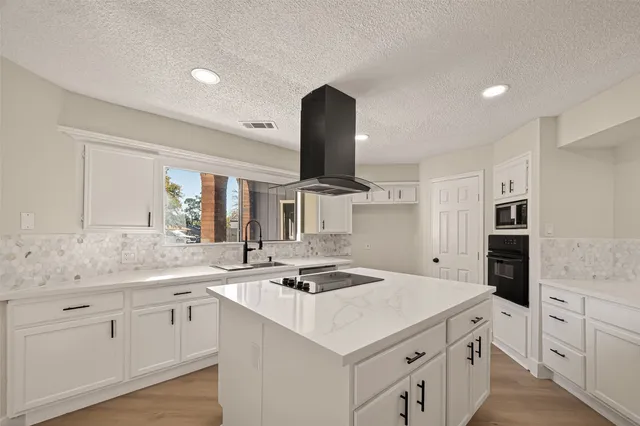 $286,900 | 7427 Willow Oak Drive, Baytown, TX 77521