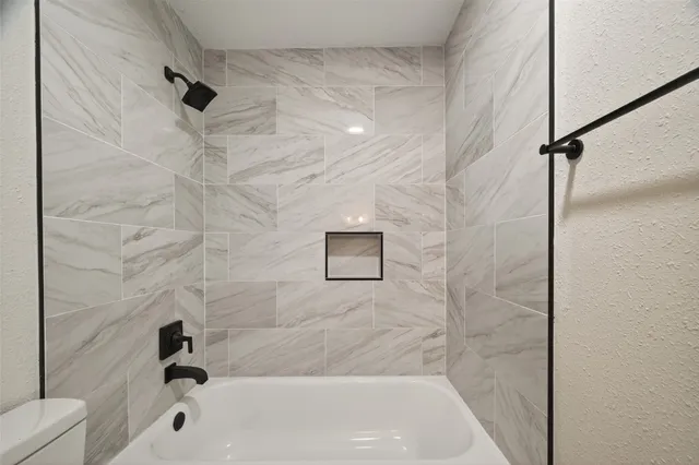 $286,900 | 7427 Willow Oak Drive, Baytown, TX 77521