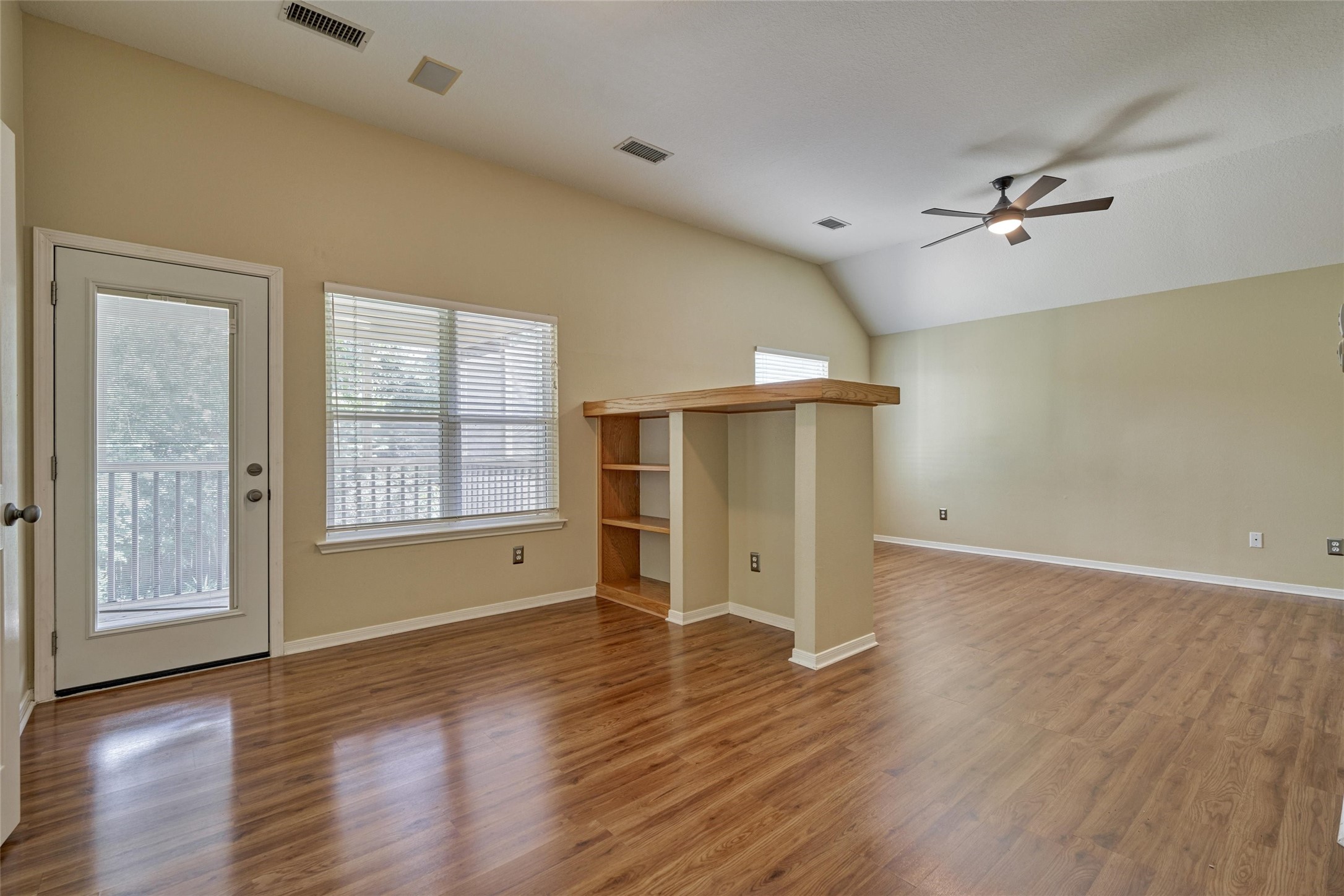 59 West Gaslight Place Spring, TX 77382 - Photo 29 of 47 Primary Bedroom with sitting area.