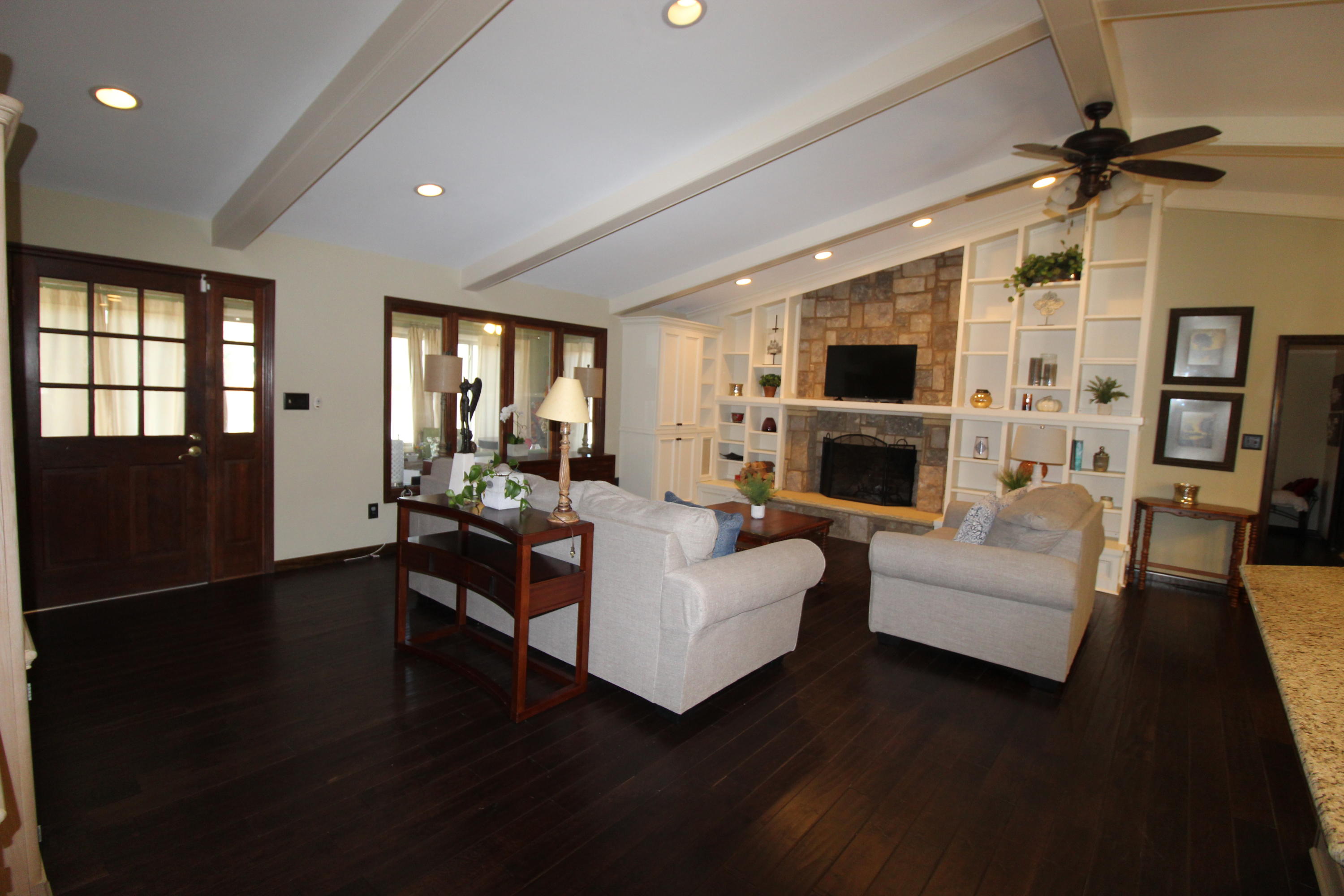 826 Alcoa Road Alcoa, TN 37701 - Photo 3 of 34 Large living room