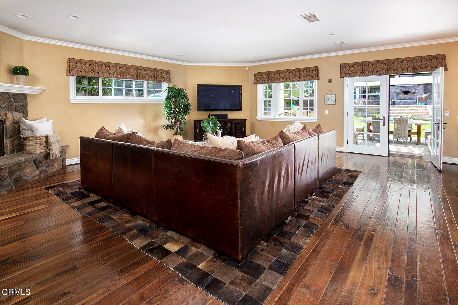 4535 Lone Pine Lane La Canada Flintridge, CA 91011 - Photo 22 of 62 a living room with furniture and a flat screen tv