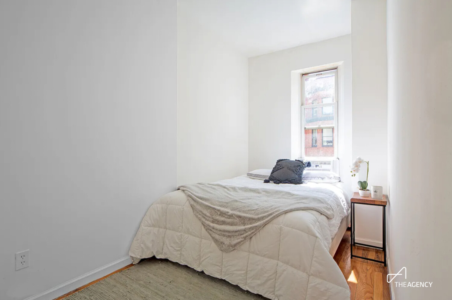 75 West 85th Street, Unit 4A Manhattan, NY 10024 - Photo 3 of 4 a bedroom with a bed and a window
