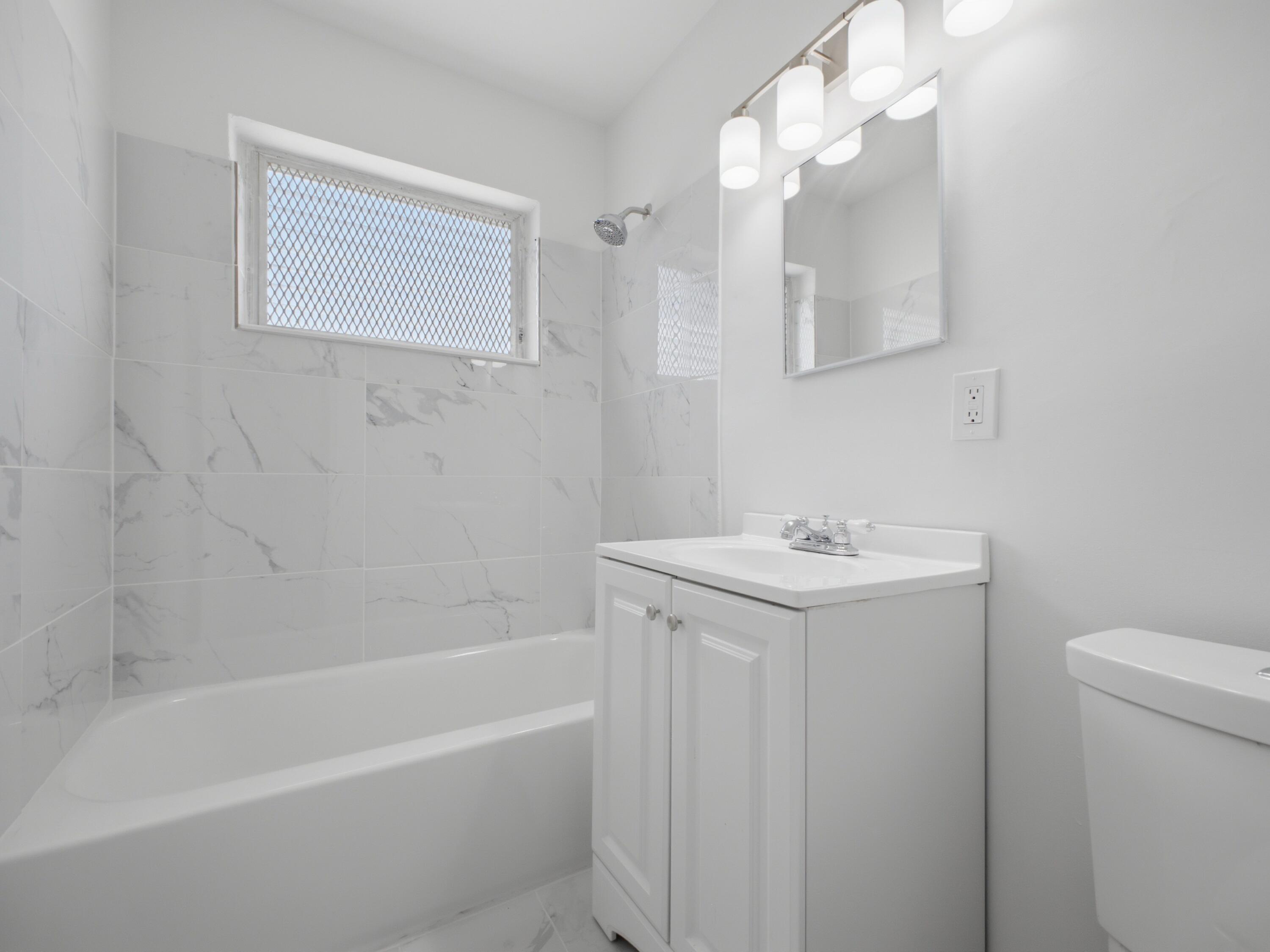 6700 Forest Court West Palm Beach, FL 33405 - Photo 31 of 45 Shared Bathroom