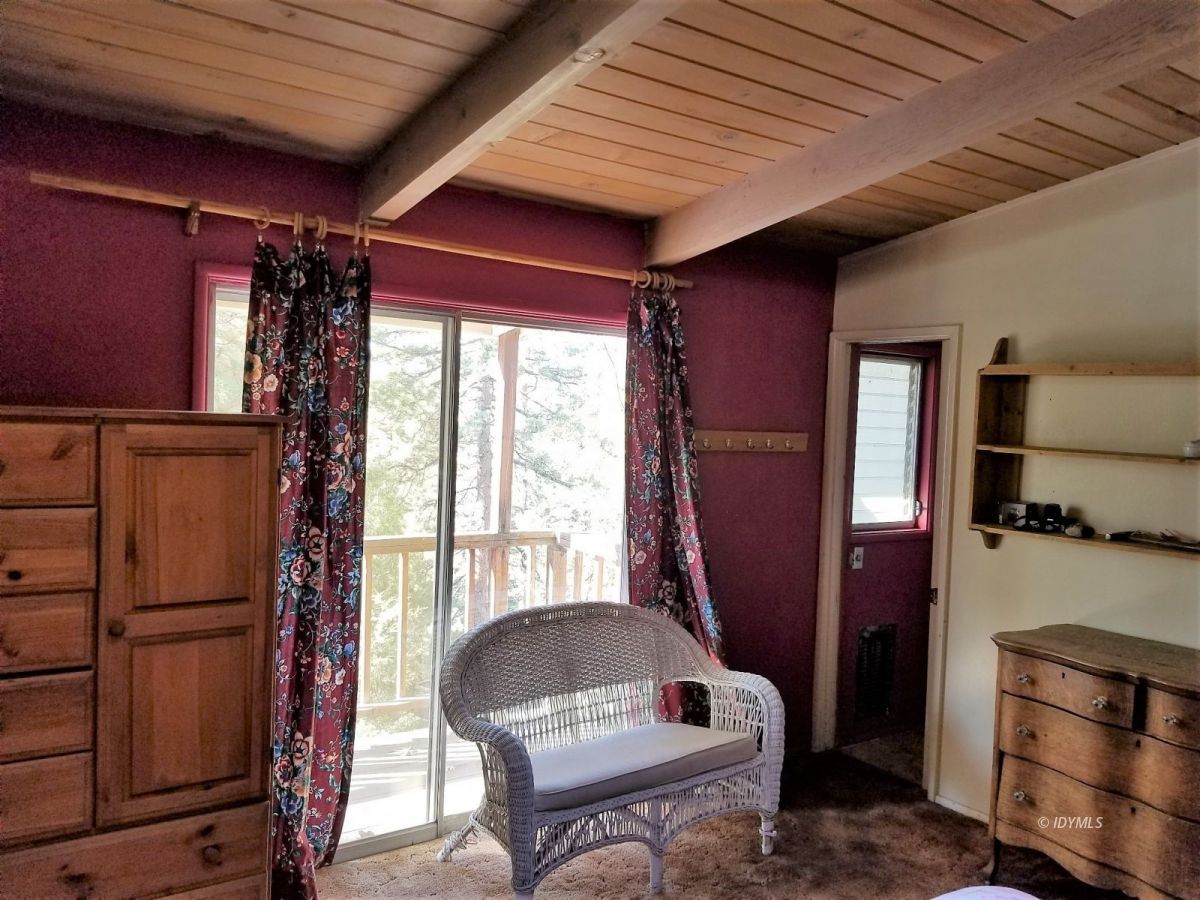 26740 Hopkins Road Idyllwild, CA 92549 - Photo 19 of 32 Master bedroom