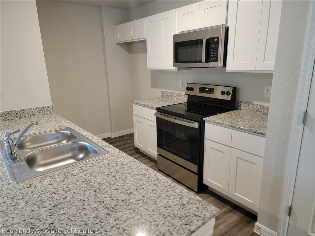 1389 Stone Circle Sebring, FL 33870 - Photo 6 of 39 a kitchen with a stove and a sink