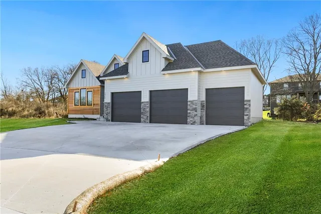 $699,900 | 3940 Southwest Flintrock Drive, Lee's Summit, MO 64082