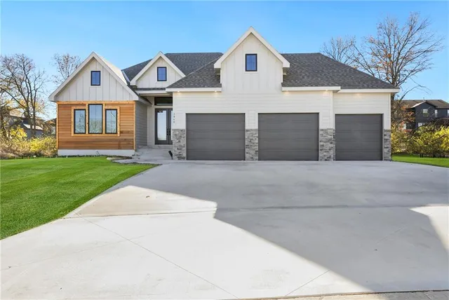$699,900 | 3940 Southwest Flintrock Drive, Lee's Summit, MO 64082