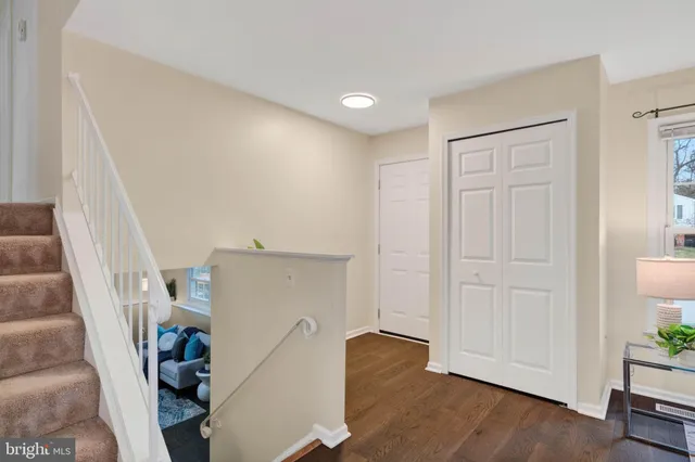 a view of a livingroom with wooden floor and entryway