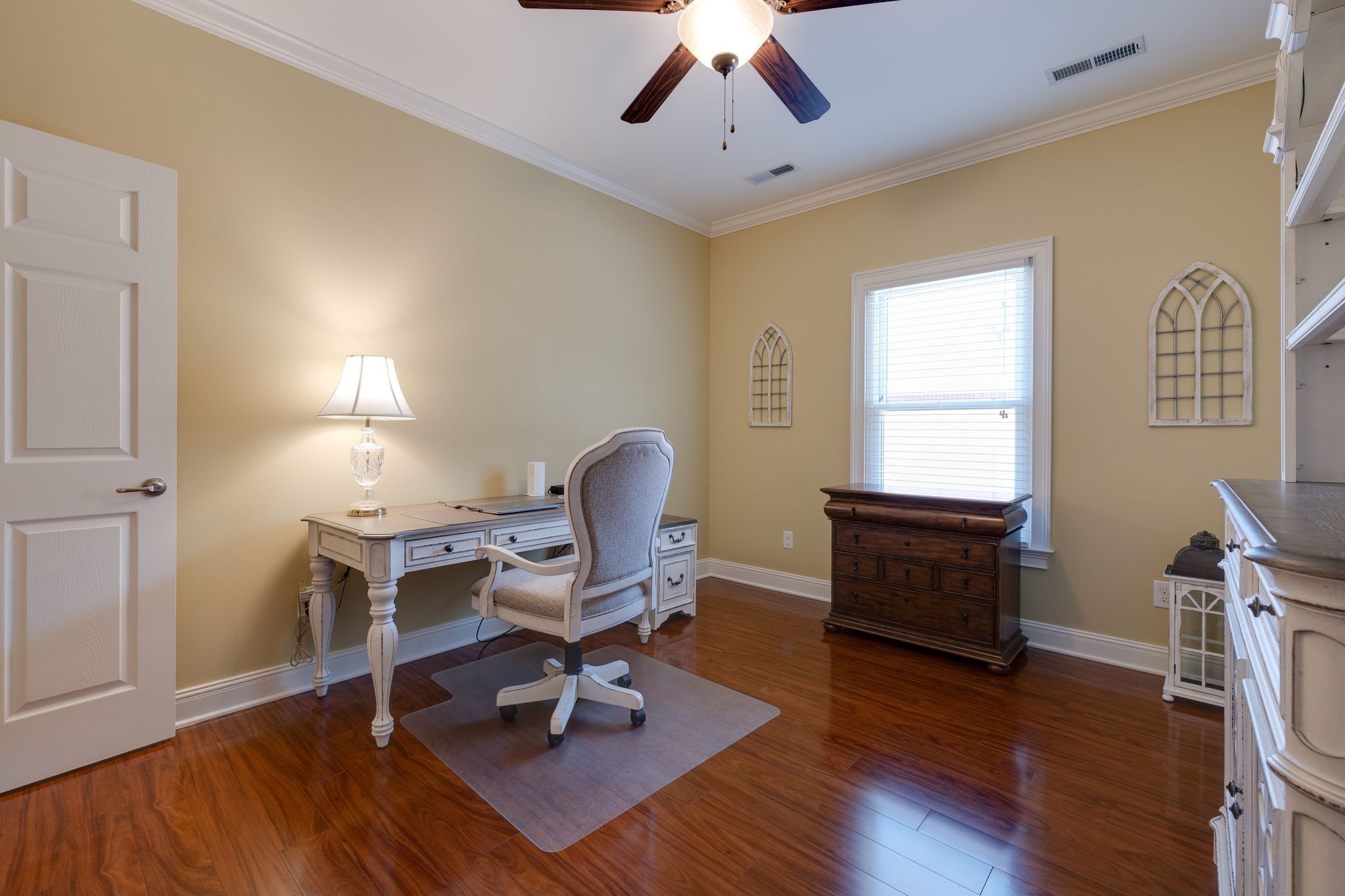 122 Riley Circle Fayetteville, TN 37334 - Photo 22 of 31 a workspace with wooden floor