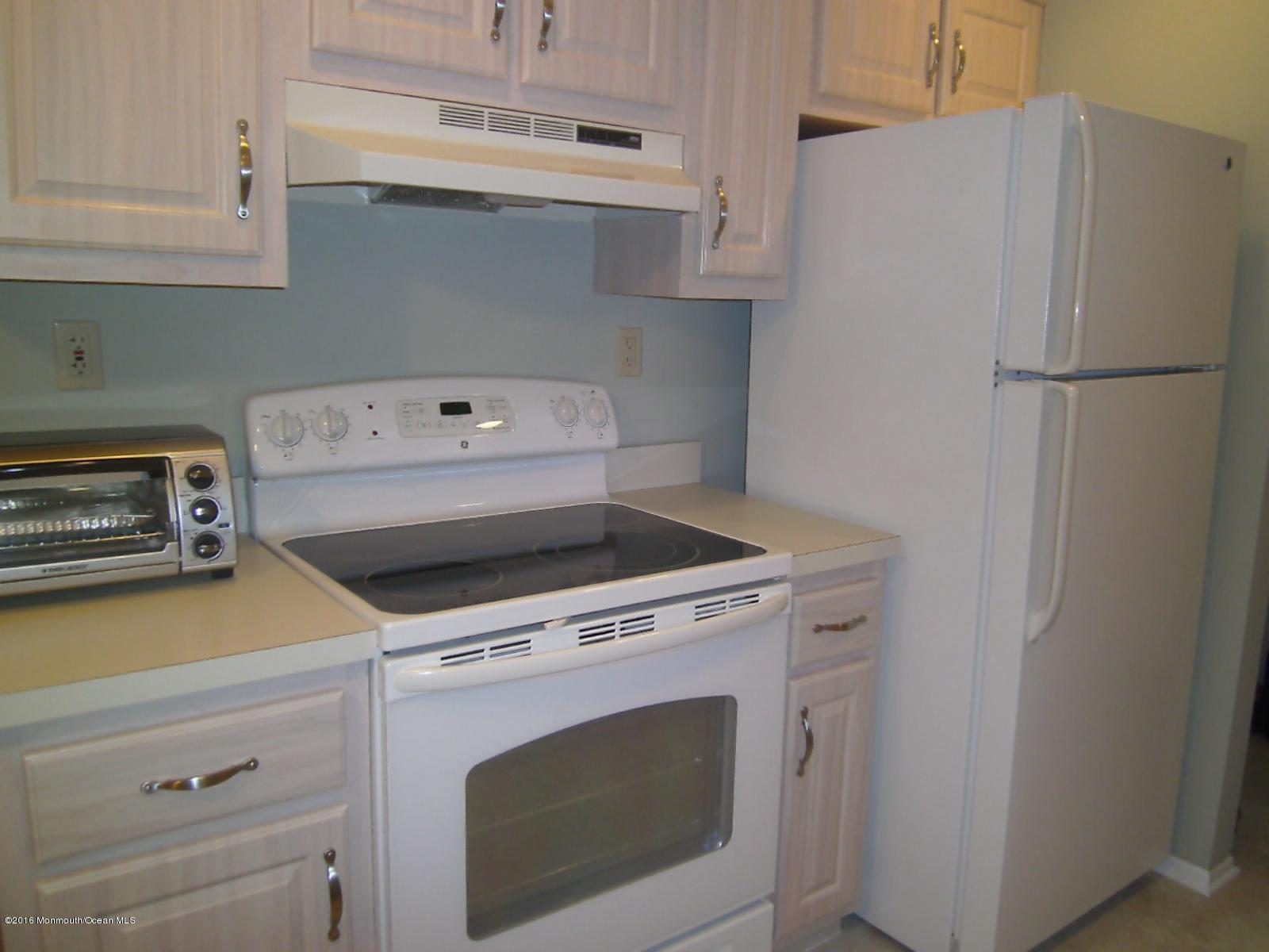 30 Meadow Green Circle, Unit E Manalapan, NJ 07726 - Photo 3 of 11 a utility room with dryer and washer