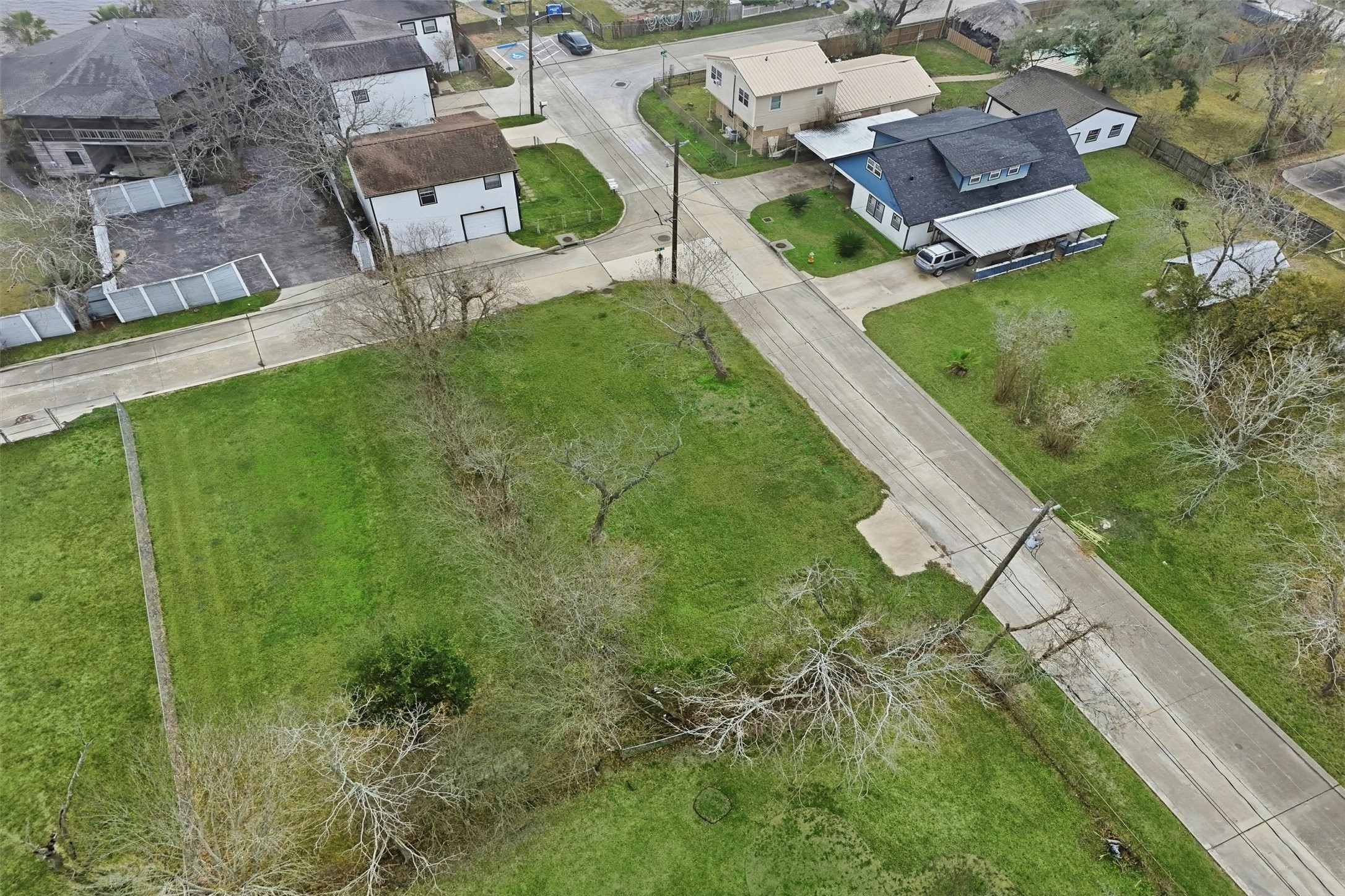 110 West E Street La Porte, TX 77571 - Photo 8 of 10 The location places you close to restaurants, shopping, museums, UTMB, cruise terminals, and popular historic attractions.