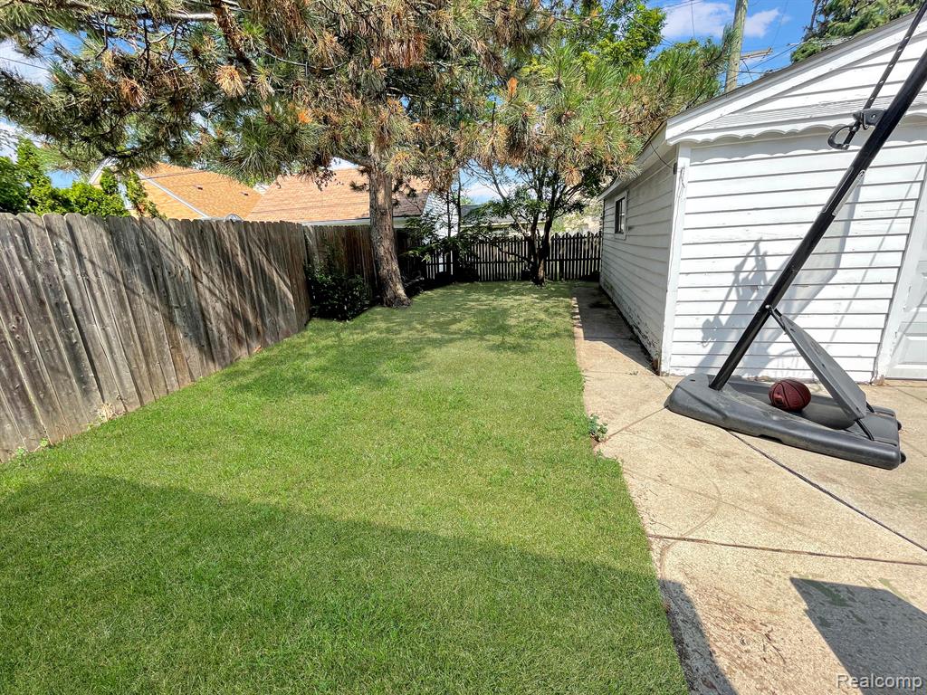 7431 Coolidge Street Center Line, MI 48015 - Photo 18 of 19
