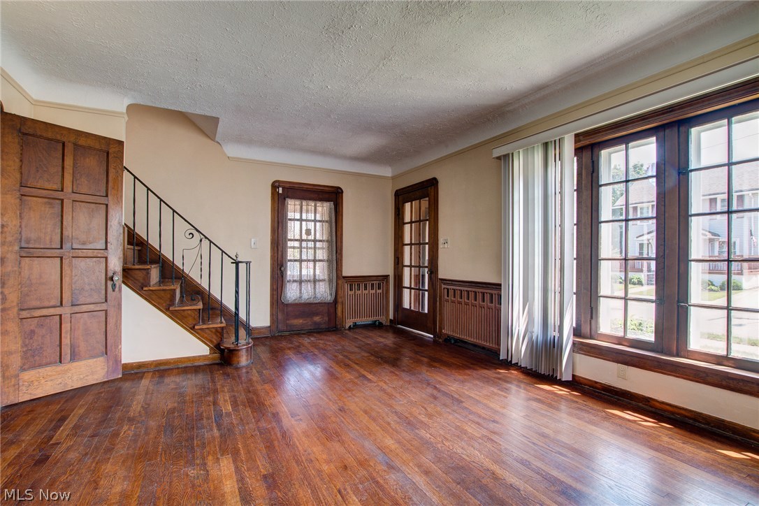 18115 Rosecliff Road Cleveland, OH 44119 - Photo 7 of 24 Spacious living room!