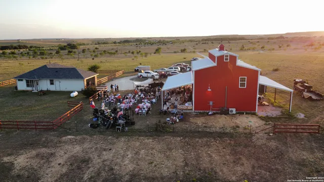 a view of a house with backyard