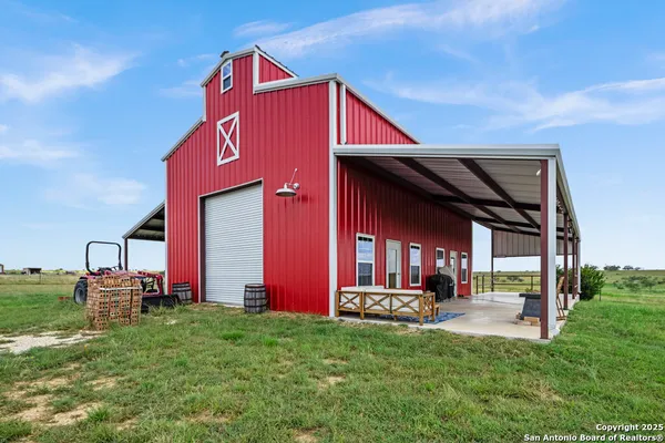 a view of a back yard