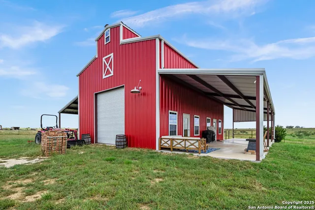 a view of a back yard