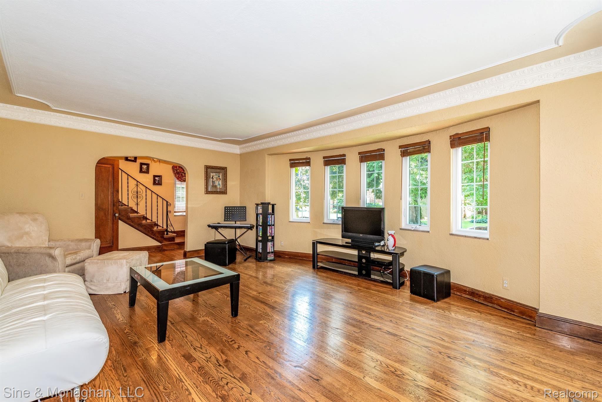 220 Fisher Road Grosse Pointe, MI 48230 - Photo 6 of 39 DSC_1060.jpg