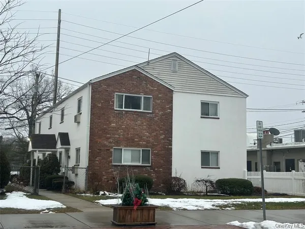 $2,750 | 179 Orinoco Drive, Unit 1, Brightwaters, NY 11718