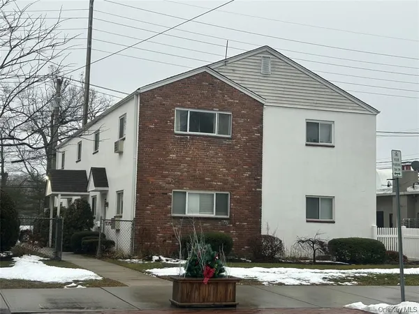 $2,750 | 179 Orinoco Drive, Unit 1, Brightwaters, NY 11718