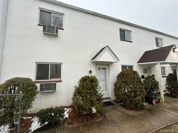 $2,750 | 179 Orinoco Drive, Unit 1, Brightwaters, NY 11718