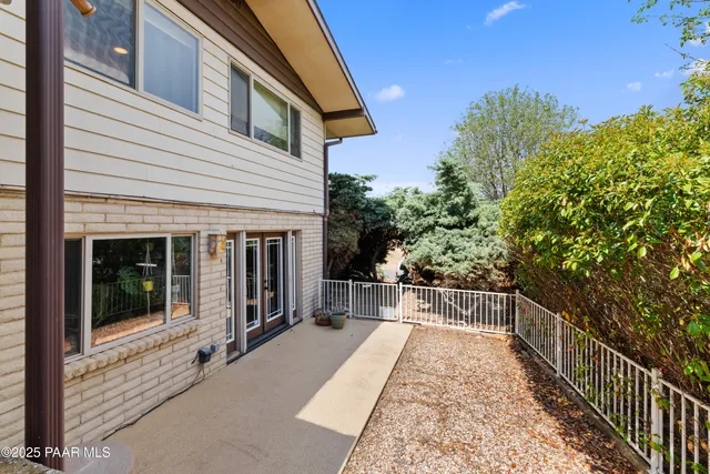 a view of a house with backyard