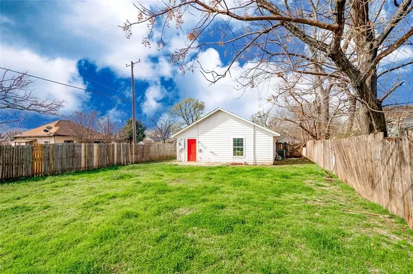 a view of a backyard with green space