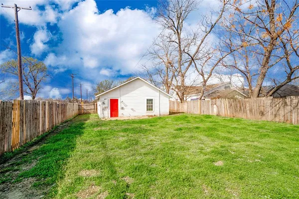 $1,500 | 701 East College Street, Sherman, TX 75090
