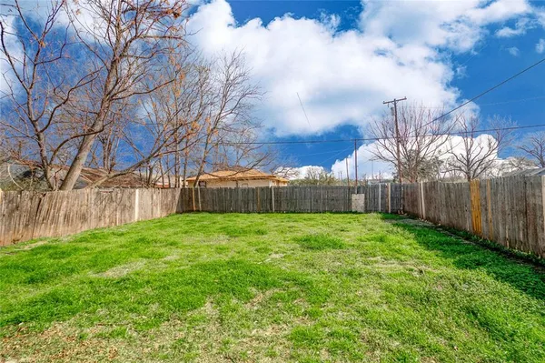$1,500 | 701 East College Street, Sherman, TX 75090