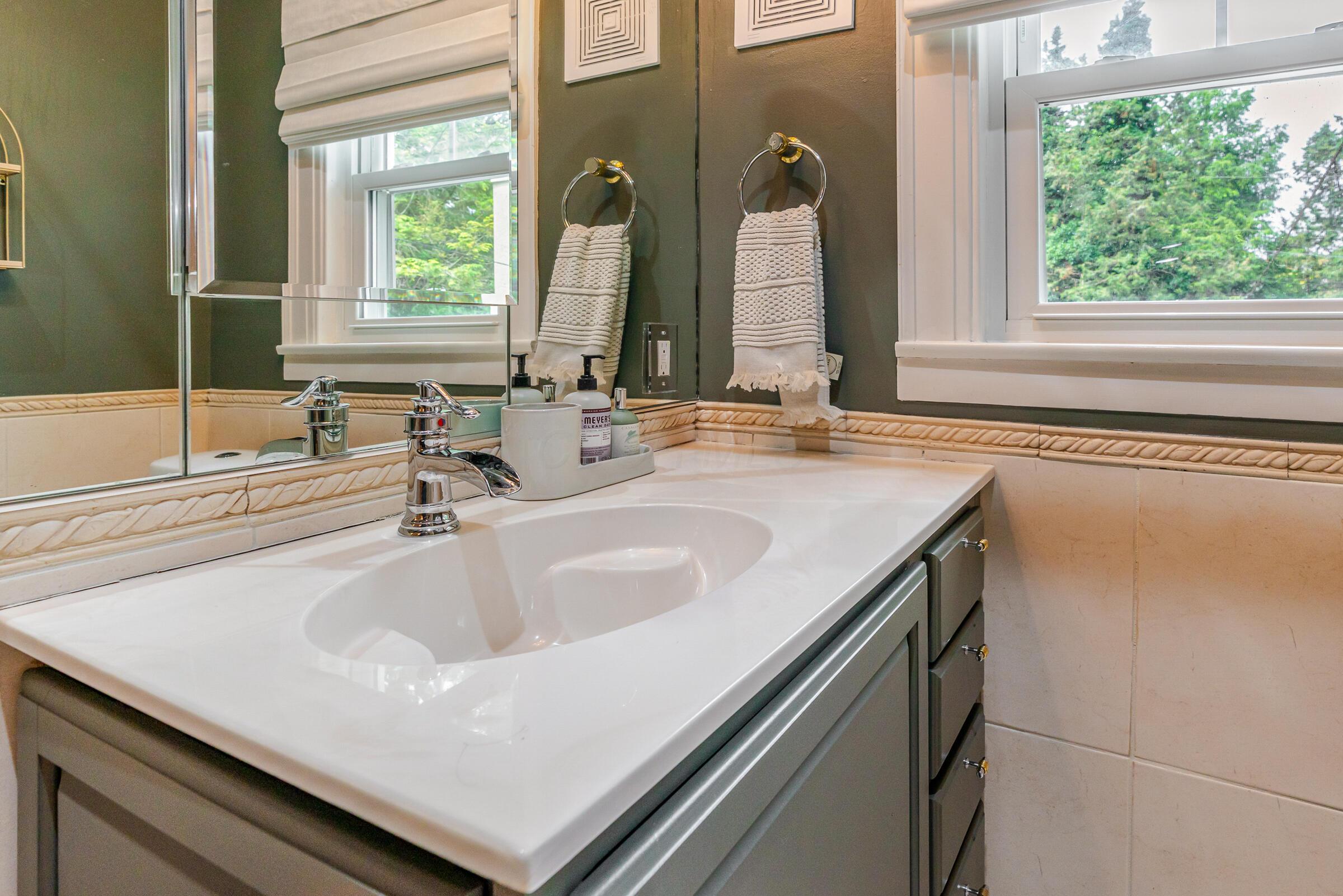 233 Preston Road Columbus, OH 43209 - Photo 47 of 81 Second Floor Full Bathroom 2