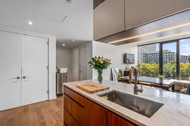 $1,115,000 | 21-30 44th Drive, Unit 6I | Long Island City