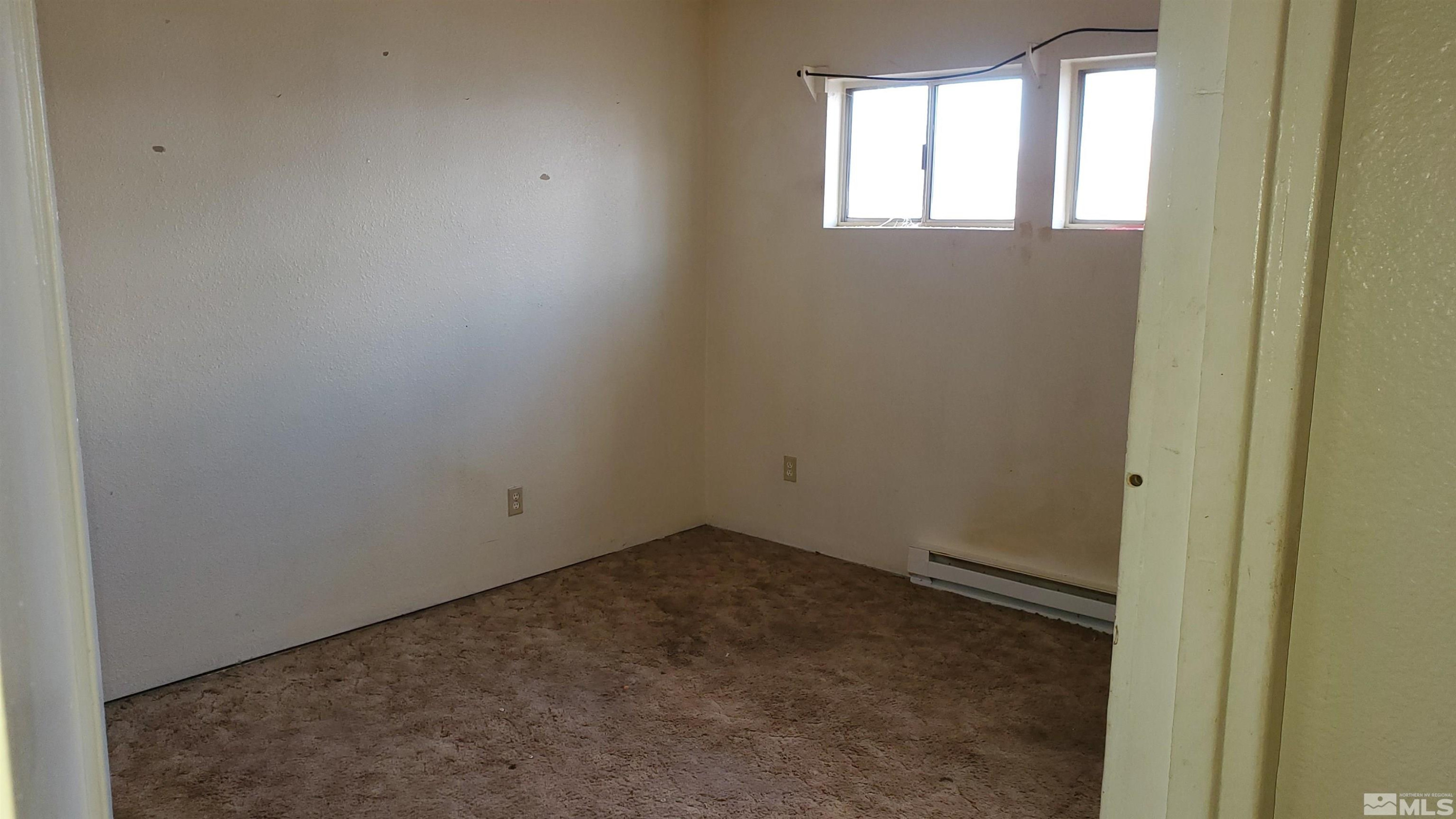 422 C Street Hawthorne, NV 89415 - Photo 4 of 5 an empty room with a window