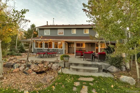 a view of a house with backyard