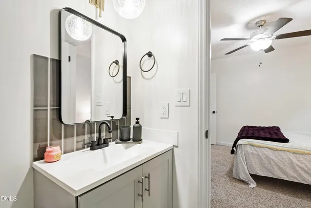 a en suite bathroom with a sink and a mirror