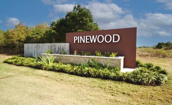 a picture of a book shelf