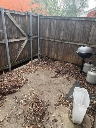 a view of a backyard