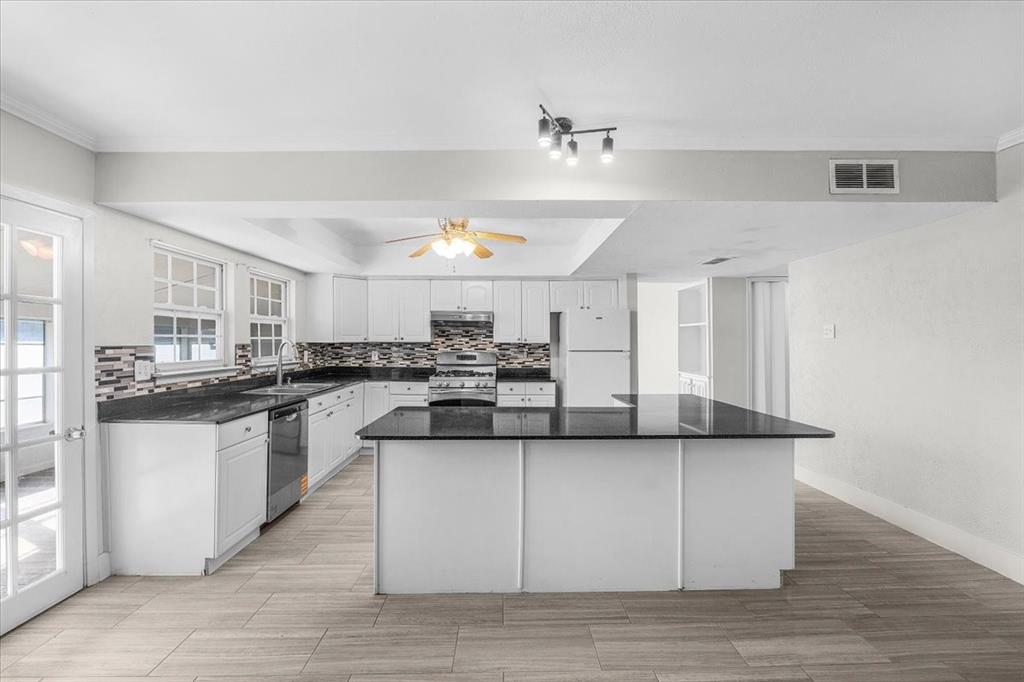 3102 Oak Hill Road Carrollton, TX 75007 - Photo 13 of 30