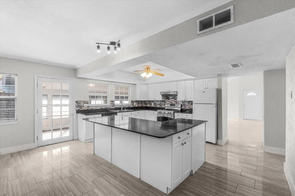 3102 Oak Hill Road Carrollton, TX 75007 - Photo 10 of 30