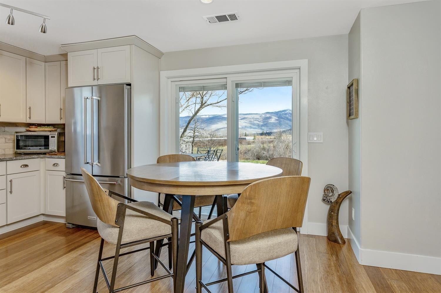 942 Spring Way Ashland, OR 97520 - Photo 14 of 35 Dining area