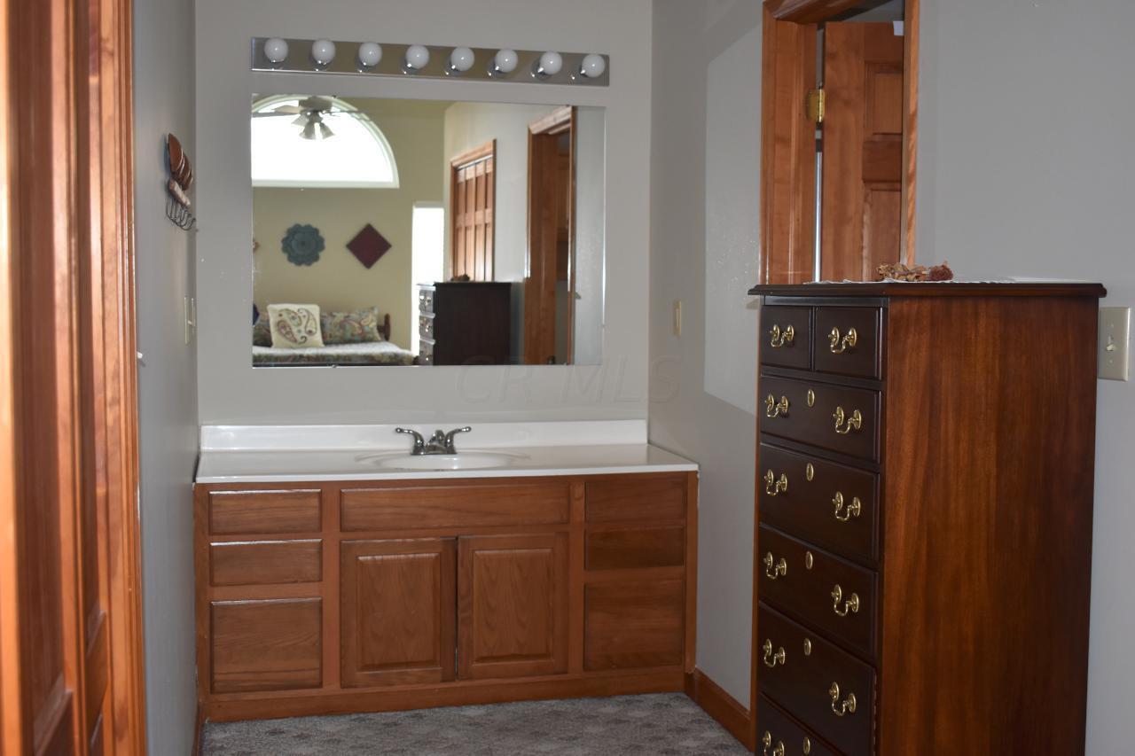 5530 Westfall Road Southwest Lancaster, OH 43130 - Photo 25 of 74 Owner' Bath