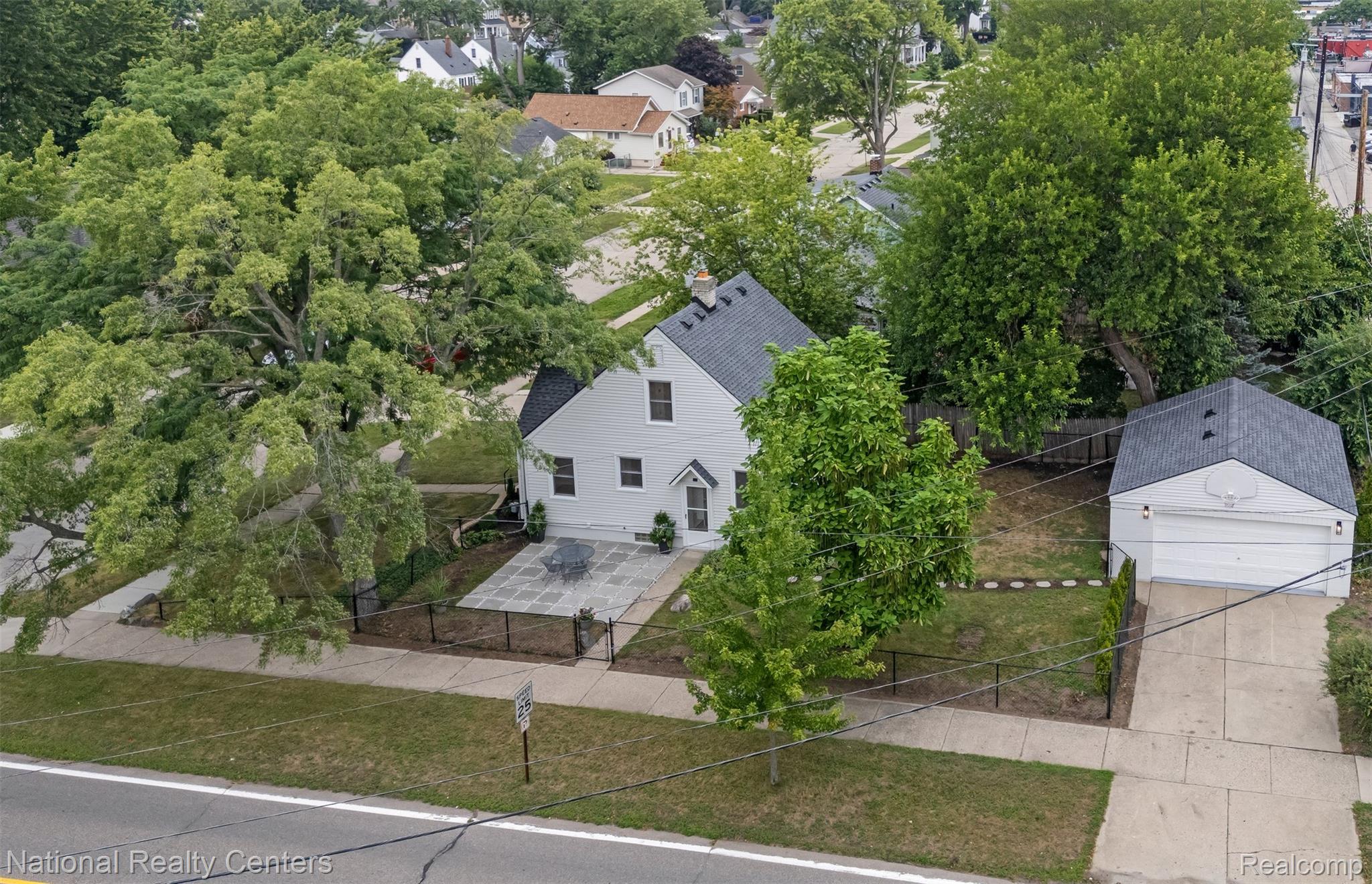 2616 Kenmore Road Berkley, MI 48072 - Photo 5 of 39 Kenmore-2.jpg