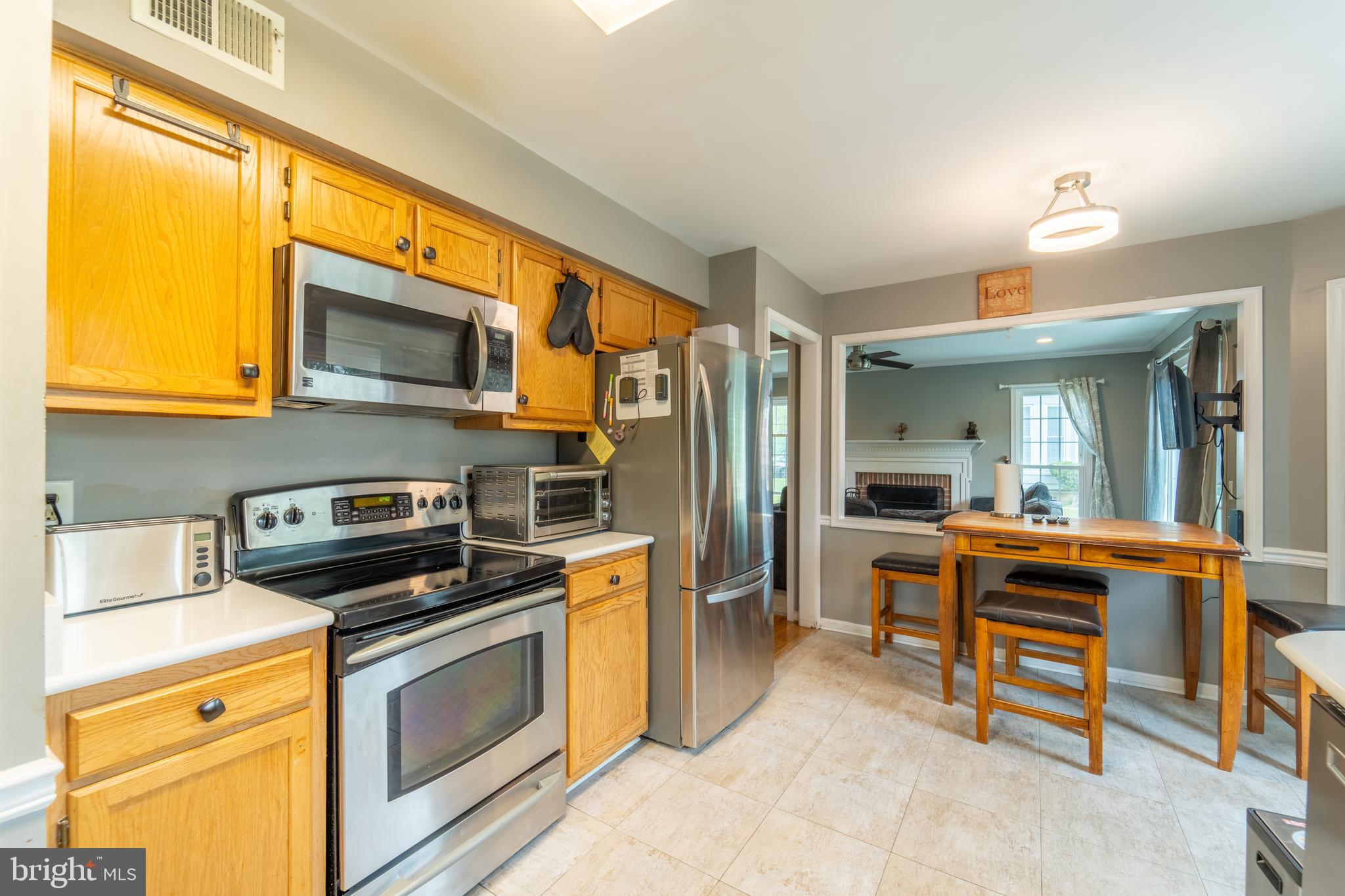 8806 Bovelder Drive Laurel, MD 20708 - Photo 9 of 37 Eat-in kitchen space