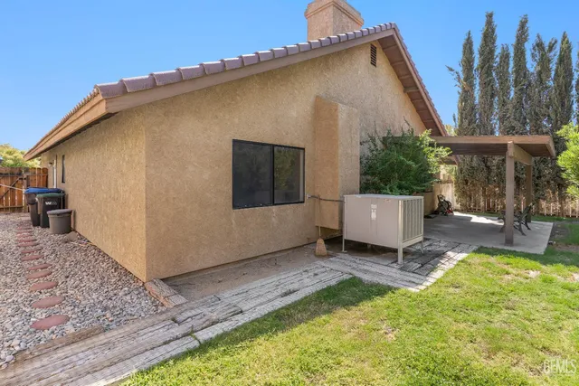 a view of a back yard of the house