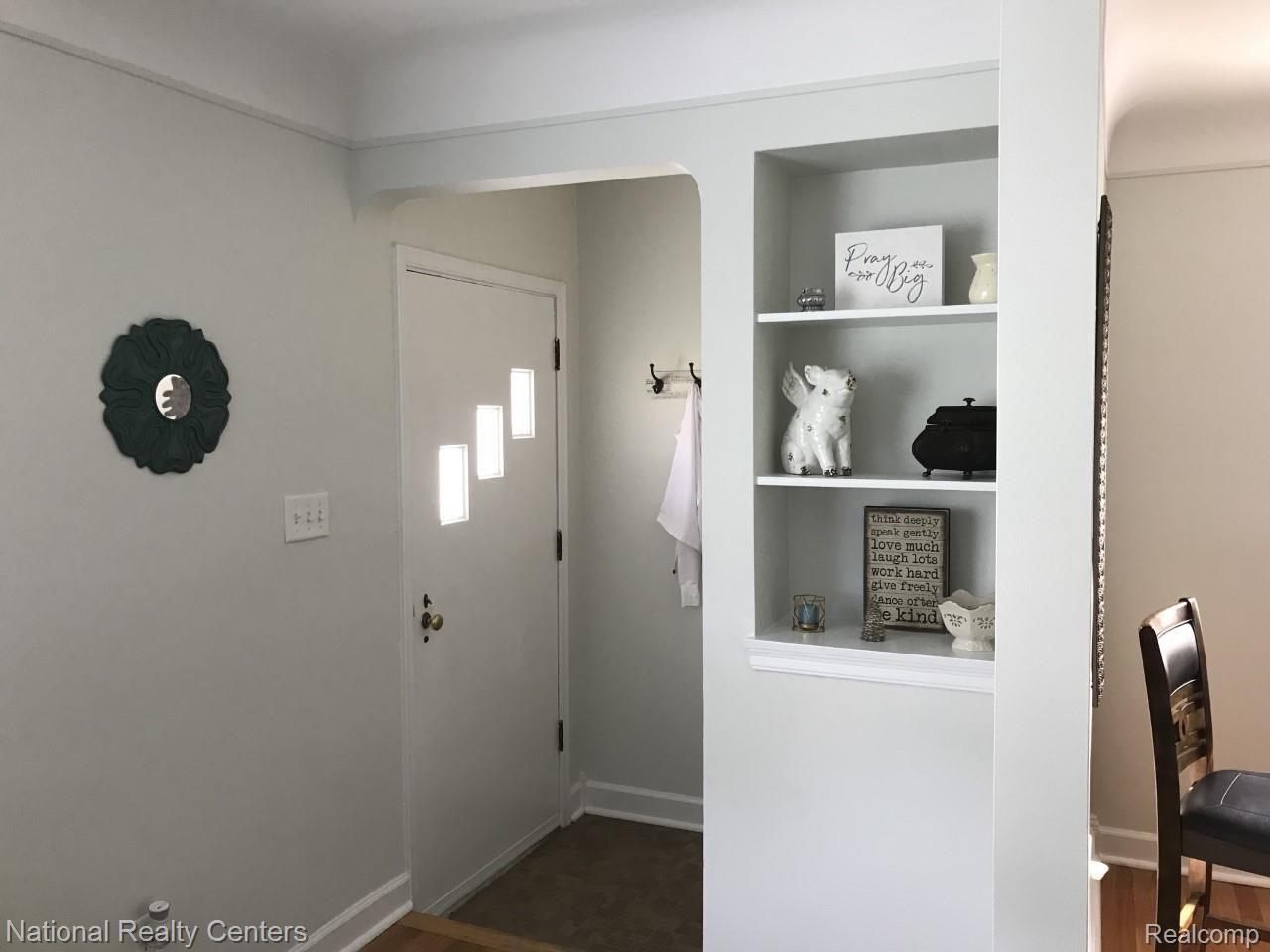 211 Normandy Road Royal Oak, MI 48073 - Photo 3 of 23 Light and bright