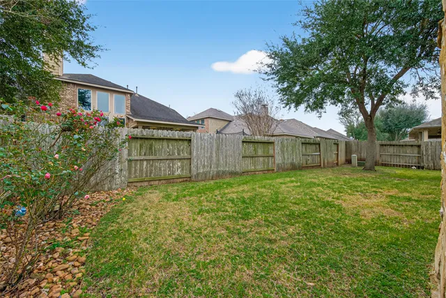 a view of a house with yard and tree s