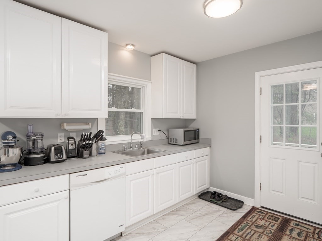 38 Country Road Westford, MA 01886 - Photo 7 of 40 Gallery Image 7