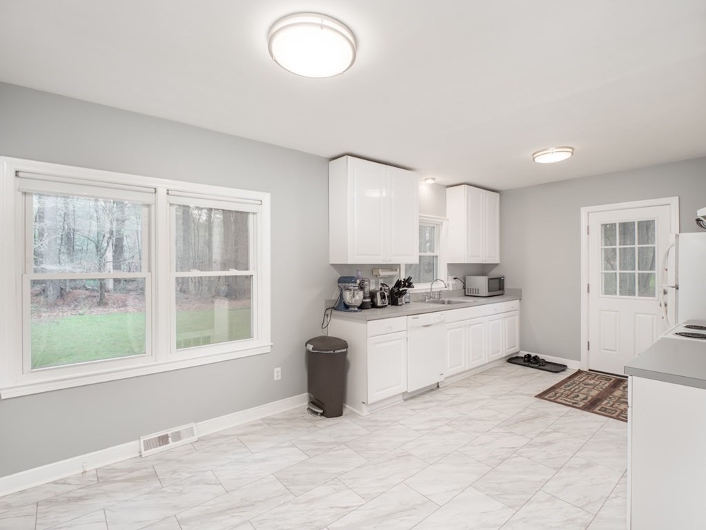 38 Country Road Westford, MA 01886 - Photo 10 of 40 Gallery Image 10