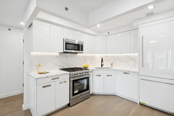 $850,000 | 428 East 9th Street, Unit PH5 | Kensington
