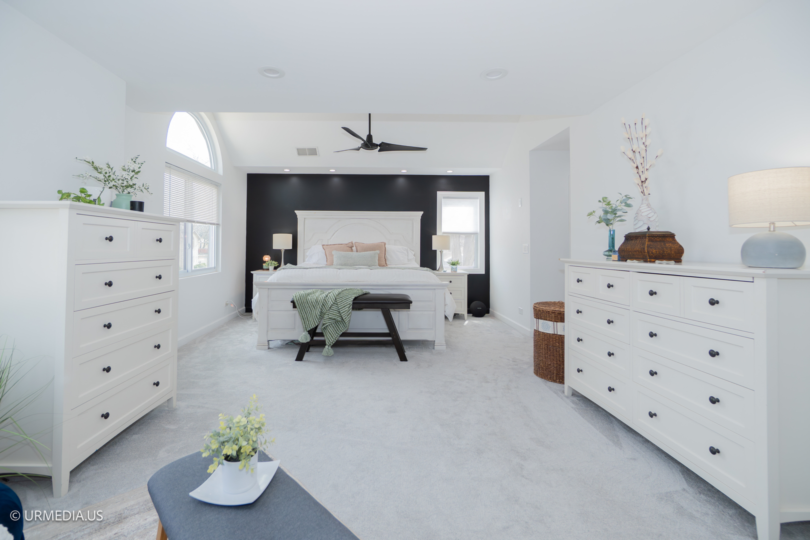 7100 North Sioux Avenue Chicago, IL 60646 - Photo 19 of 49 a living room with furniture and wooden floor