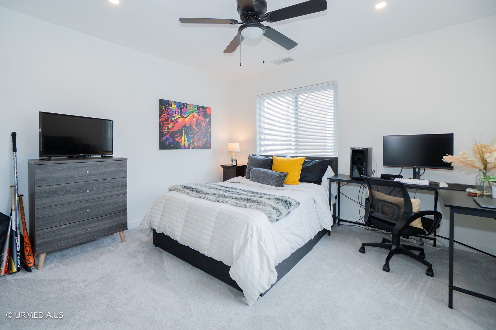 7100 North Sioux Avenue Chicago, IL 60646 - Photo 28 of 49 a bedroom with a bed and a flat screen tv